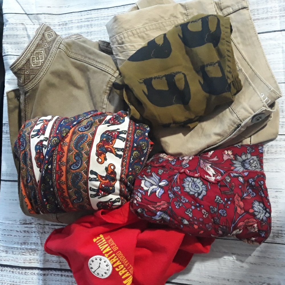 Bundle of 6 pieces women's clothes size small.